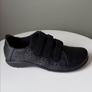 Naot Women's Mihi Leather Shoe Comfort Orthotic friendly Hook&Loop Close Travel